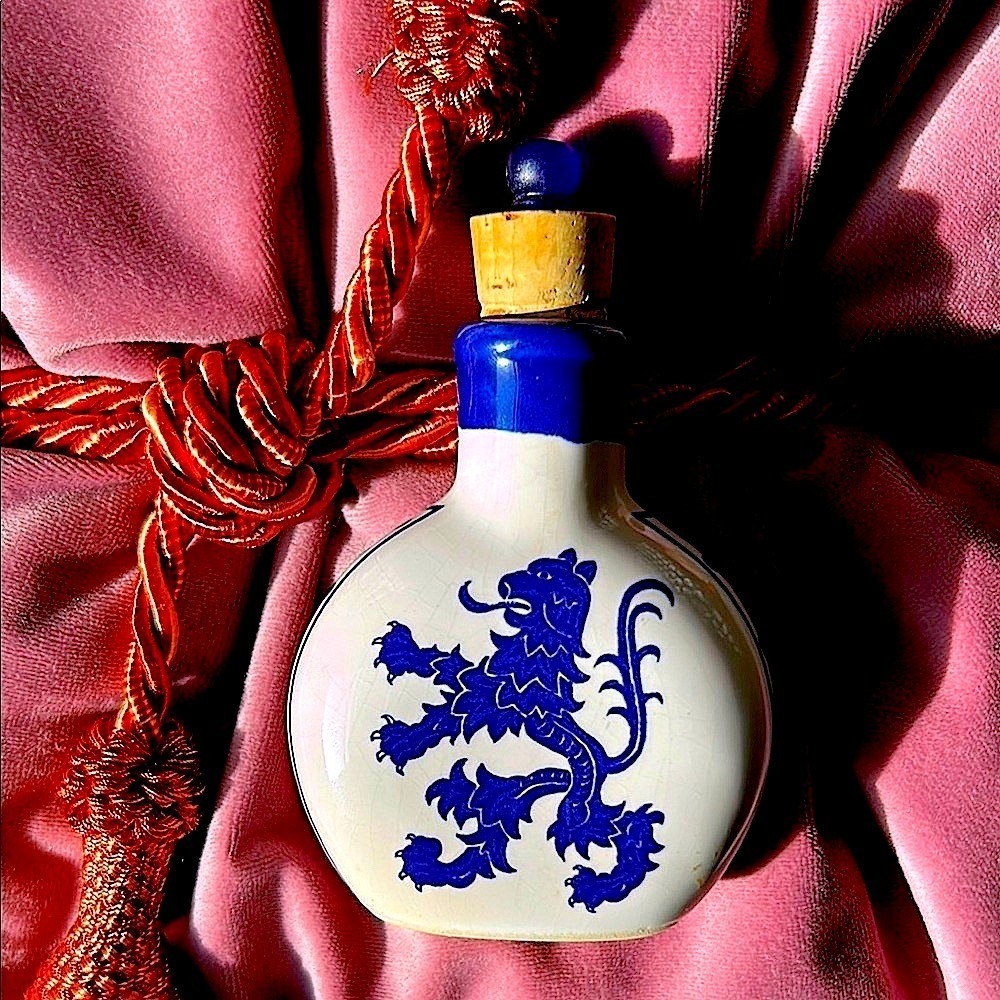 Vintage Blue & White Porcelain Snuff Bottle – European Heraldic Lion Design